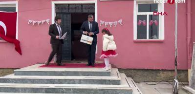 Bu okulda sadece 1 &ouml;ğretmen ve 1 &ouml;ğrenci var: Coşkulu 23 Nisan kutlaması