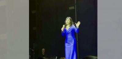 Ebru G&uuml;ndeş'ten sahne ortasında estetik itirafı! "Gen&ccedil;leşmiş miyim?"