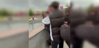 Eskişehir&rsquo;de parkta 6 kişilik bir grup ortalarına aldıkları &ccedil;ocuğu dakikalarca darp etti