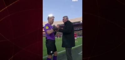 Hollanda Kupası finalinde hakem saha kenarında telefonla konuştu