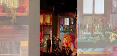 Gırgıriye M&uuml;zikali'nde tatsız anlar: M&uuml;jdat Gezen seyirciyle tartışmasının ardından fenalaştı!