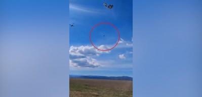 İtalya'da u&ccedil;aktan paraş&uuml;tle indirilmesi planlanan askeri ara&ccedil; yere &ccedil;akıldı