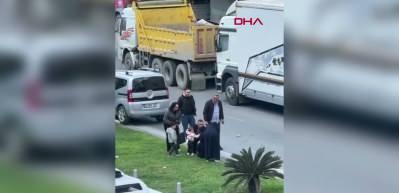 Kağıthane&rsquo;de kazada yaralanan kadın sinir krizi ge&ccedil;irdi; kucağındaki bebekle kamyonet s&uuml;r&uuml;c&uuml;s&uuml;ne bağırdı