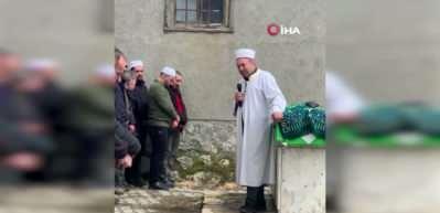 "K&ouml;y&uuml;n neşesi" engelli gen&ccedil; herkesi g&ouml;zyaşlarına boğdu: İmam ayakta durmakta g&uuml;&ccedil;l&uuml;k &ccedil;ekti