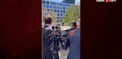 Rıza Pehlevi Berlin'de protestolarla karşılandı: &Uuml;zerine kırmızı sıvı atıldı!