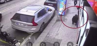 R&uuml;zgarda patlayan camın par&ccedil;aları başına d&uuml;şt&uuml;; o anlar kamerada