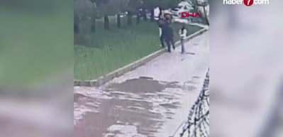&Uuml;zerine su sı&ccedil;ratan s&uuml;r&uuml;c&uuml;n&uuml;n saldırısına uğradı; o anlar kamerada