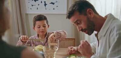 Uzman isimden dikkat &ccedil;eken &ouml;neri: "&Ccedil;ocuklarla aynı sofraya oturun"