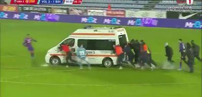 Romanya'da sahada ilerleyemeyen ambulansı futbolcular itekledi!