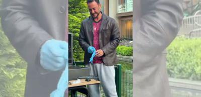 Anıl Altan'dan g&uuml;ld&uuml;ren paylaşım: Yakışıklı Mısırcı'ya rakip olarak yakışıklı mangalcı oldu