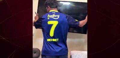 Derbi yenilgisine dayanamadı: G&ouml;z&uuml; d&ouml;nm&uuml;ş taraftar hıncını televizyondan &ccedil;ıkardı!