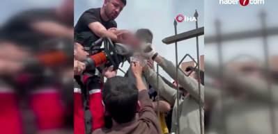 Diyarbakır'da demir korkuluk, k&uuml;&ccedil;&uuml;k &ccedil;ocuğun koluna saplandı