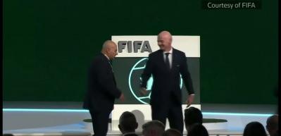 FIFA kongresine damga vuran an! Elini sıkmadı, sahneyi terk etti! Alkış alan hareket