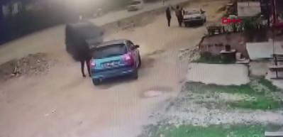 Giresun'da hafif ticari aracıyla husumetlisine &ccedil;arpıp ka&ccedil;tı: O anlar kamerada