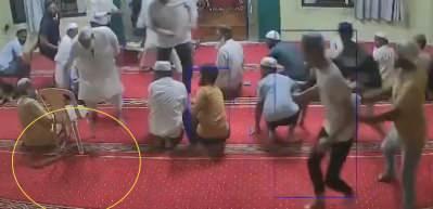 Hindistan'da camide namaz sırasında ortaya &ccedil;ıkan yılanı imam kıskıvrak yakaladı