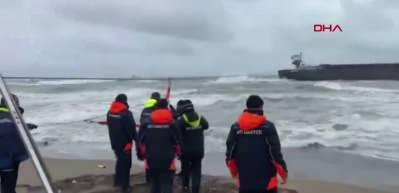 Sakarya'da fırtına karaya oturan gemideki 8 m&uuml;rettebat tahliye edildi