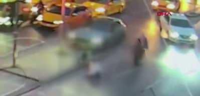 Şişli&rsquo;deki trafik kazasında &uuml;zerine trafik ışığı devrilen Mısırlı turist hayatını kaybetti 