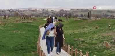Tarihi İslam mezarlığında ziyaret&ccedil;i akını