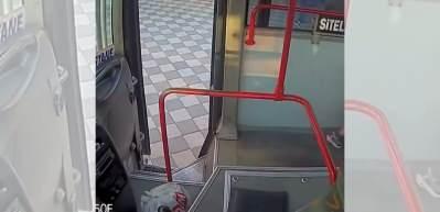 Ağlama sesi facianın &ouml;n&uuml;ne ge&ccedil;ti! 2 yaşındaki &ccedil;ocuk tek başına emekleyerek otob&uuml;se bindi