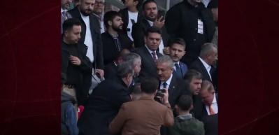 Dikkat &ccedil;eken g&ouml;r&uuml;nt&uuml;: Ahmet T&uuml;rk, kendisi yerine kayyum atanan Vali Akkoyun ile yan yana 
