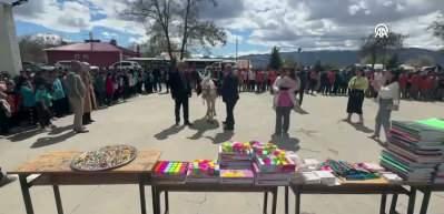 Almanya'dan Erzincan'a gelen gurbet&ccedil;i, eşek sırtındaki kitap ve kırtasiye malzemelerini &ouml;ğrencilere dağıttı