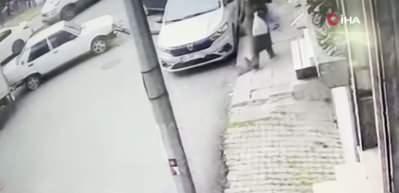 Bağcılar'da park halindeyken freni boşalan kamyon 8 araca &ccedil;arptı; kaza kamerada 