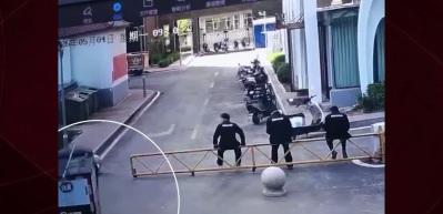 &Ccedil;in&rsquo;de mini kargo aracının &ccedil;arptığı bariyerden d&uuml;şen şahıslar kameralara yansıdı