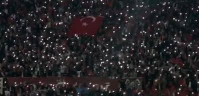 Elazığspor taraftarından muazzam g&ouml;r&uuml;nt&uuml;: Şehit &ouml;lmez diyen, birileri var!