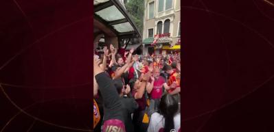 Galatasaray taraftarı Beyoğlu&rsquo;nda Antalyaspor karşılaşmasını bekliyor
