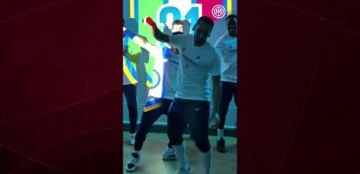 Kaptan Hakan &Ccedil;alhanoğlu'nun moonwalk dansı viral oldu