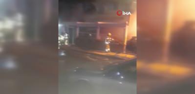 Kadık&ouml;y'de gece yarısı dehşet: Galeri &ouml;n&uuml;ndeki ara&ccedil;lar alev alev yandı
