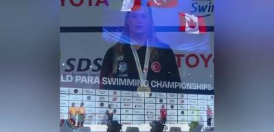 Milli para y&uuml;z&uuml;c&uuml; Defne Kurt'a yılın sporcusu &ouml;d&uuml;l&uuml;