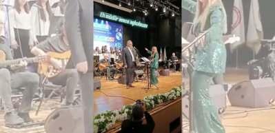 Okul m&uuml;d&uuml;r&uuml;nden i&ccedil;leri ısıtan performans: Okul konserinde &ouml;ğrencilerle birlikte sahne aldı!