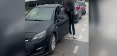 Yere attığı izmaritleri zabıtayı g&ouml;r&uuml;nce tek tek topladı
