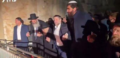 Soykırımcı İsrail Harem-i İbrahim Camii'yi bastı: M&uuml;zik eşliğinde dans ettiler