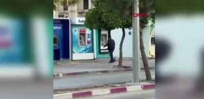 ATM&rsquo;ye taşlı saldırı: O anlar saniye saniye kaydedildi