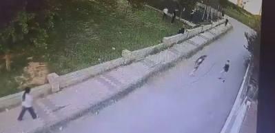 B&uuml;y&uuml;k&ccedil;ekmece'de 15 yaşındaki Abdulbaki'nin &ouml;ld&uuml;ğ&uuml; bı&ccedil;aklı kavga kamerada