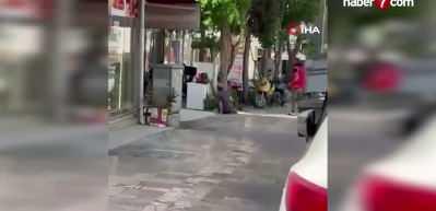 Cezaevinden &ccedil;ıkıp vurduğu husumetlisinin başında polis gelene kadar bekledi