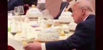 Donald Trump &Ccedil;in liderinin notlarını karıştırırken kameralara fena yakalandı! 