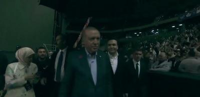 Cumhurbaşkanı Erdoğan sahaya indi: Trib&uuml;nleri gezerek gen&ccedil;leri selamladı