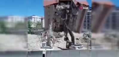 Esenyurt ve Avcılar'da korkutan yıkım: Binaların &ccedil;&ouml;kme anı saniye saniye kaydedildi