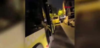 Fatih'te inşaat demiri İETT otob&uuml;s&uuml;n&uuml;n altını delerek i&ccedil;eri girdi; yolcu yaralandı
