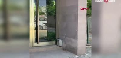 F&uuml;nyeyle patlatılan ş&uuml;pheli &ccedil;antadan makyaj malzemeleri &ccedil;ıktı