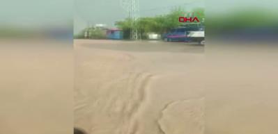 Hatay&rsquo;da aşırı yağışla birlikte taşan dereler sele neden oldu