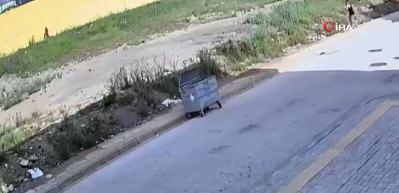 Hatay'da sokak k&ouml;peklerinin saldırdığı 7 yaşındaki &ccedil;ocuğun korku dolu anları kamerada