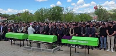 Kazada hayatını kaybeden 2 &ouml;ğrenci ve servis s&uuml;r&uuml;c&uuml;s&uuml; defnedildi