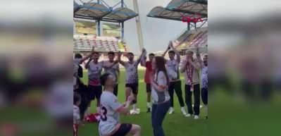 Şampiyonluk kutlamalarında futbolcudan s&uuml;rpriz evlilik teklifi
