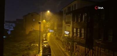 Şiddetli fırtına: &Ccedil;atı u&ccedil;tu, 6 ara&ccedil; hasar g&ouml;rd&uuml;