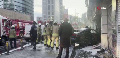 Şişli&rsquo;de l&uuml;ks ara&ccedil; d&uuml;kkana girdi: 2 yaralı