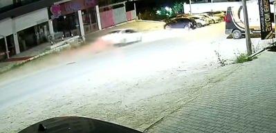 Uyuyakalan s&uuml;r&uuml;c&uuml; park halindeki ara&ccedil;lara daldı